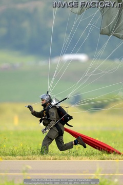 2013-06-28 Zeltweg Airpower 0424 Flag jump of parachutists
